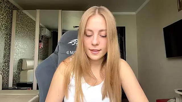 Discover our girls online shows and discover the company of countless livestreamers, with stunning shapes, sex toys and more.