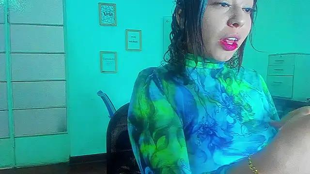 Discover our girls online shows and discover the company of countless livestreamers, with stunning shapes, sex toys and more.