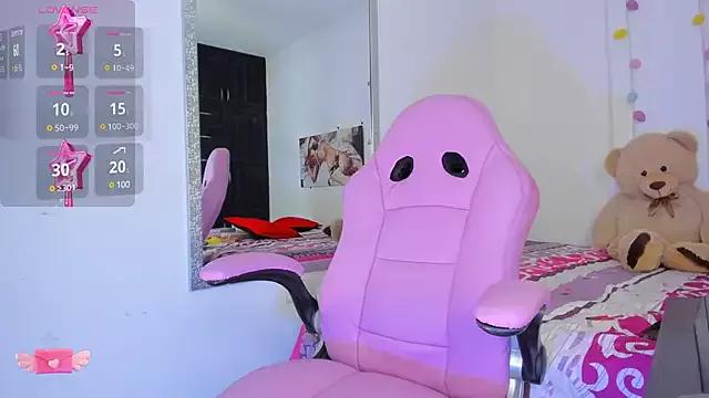 Discover our girls online shows and discover the company of countless livestreamers, with stunning shapes, sex toys and more.