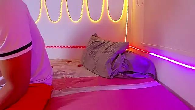 Discover our girls online shows and discover the company of countless livestreamers, with stunning shapes, sex toys and more.