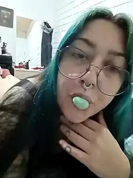 Discover our girls online shows and discover the company of countless livestreamers, with stunning shapes, sex toys and more.