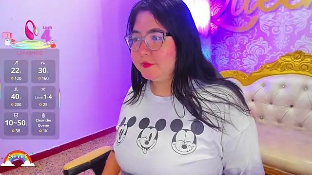 Discover our girls online shows and discover the company of countless livestreamers, with stunning shapes, sex toys and more.