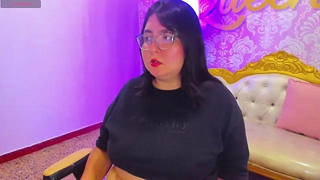 Discover our girls online shows and discover the company of countless livestreamers, with stunning shapes, sex toys and more.