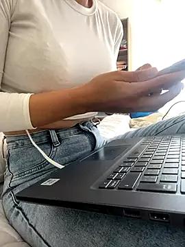 Discover our girls online shows and discover the company of countless livestreamers, with stunning shapes, sex toys and more.