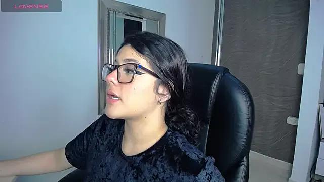 Discover our girls online shows and discover the company of countless livestreamers, with stunning shapes, sex toys and more.