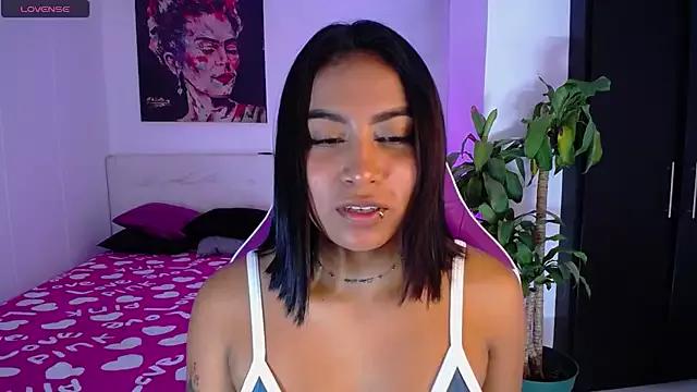 Discover our girls online shows and discover the company of countless livestreamers, with stunning shapes, sex toys and more.