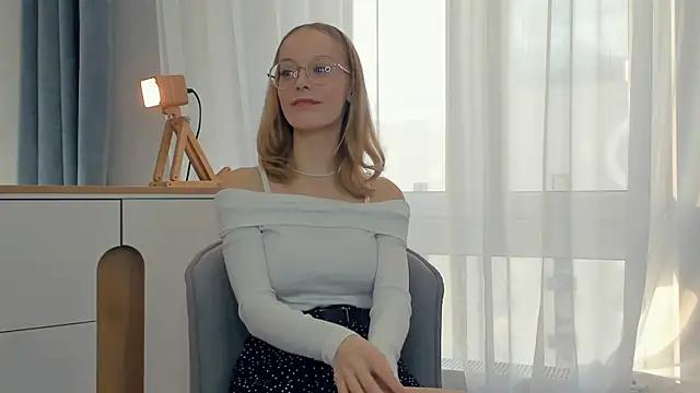 Discover our girls online shows and discover the company of countless livestreamers, with stunning shapes, sex toys and more.