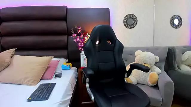 Discover our girls online shows and discover the company of countless livestreamers, with stunning shapes, sex toys and more.