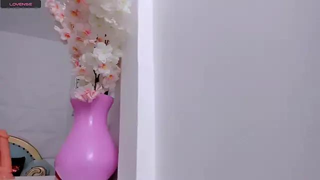 Discover our girls online shows and discover the company of countless livestreamers, with stunning shapes, sex toys and more.