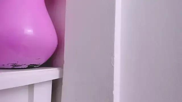 Discover our girls online shows and discover the company of countless livestreamers, with stunning shapes, sex toys and more.