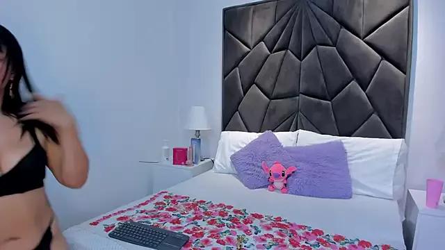 Discover our girls online shows and discover the company of countless livestreamers, with stunning shapes, sex toys and more.