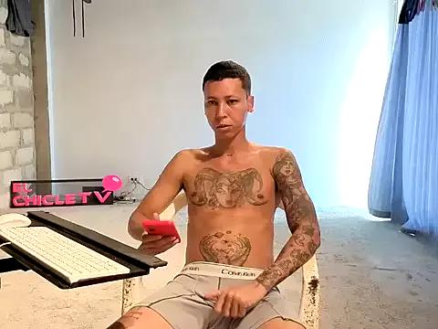 Discover our girls online shows and discover the company of countless livestreamers, with stunning shapes, sex toys and more.
