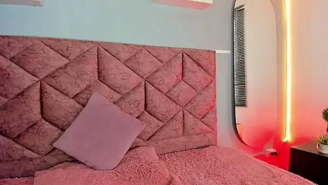 Discover our girls online shows and discover the company of countless livestreamers, with stunning shapes, sex toys and more.