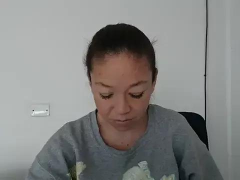 Discover our girls online shows and discover the company of countless livestreamers, with stunning shapes, sex toys and more.