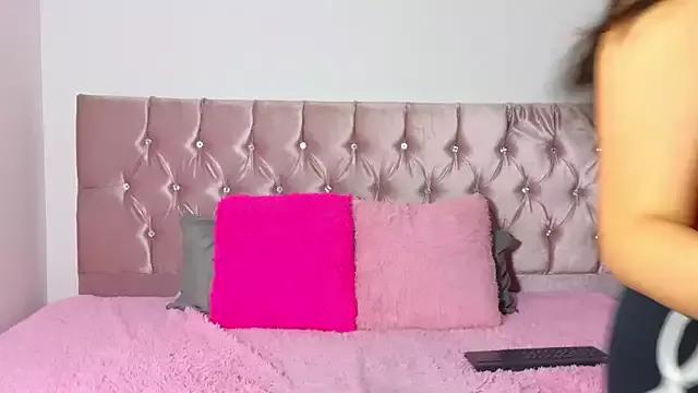 Discover our girls online shows and discover the company of countless livestreamers, with stunning shapes, sex toys and more.