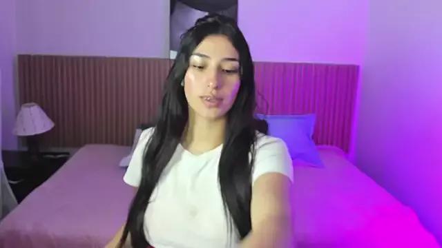 Discover our girls online shows and discover the company of countless livestreamers, with stunning shapes, sex toys and more.