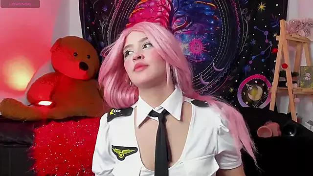 Discover our girls online shows and discover the company of countless livestreamers, with stunning shapes, sex toys and more.