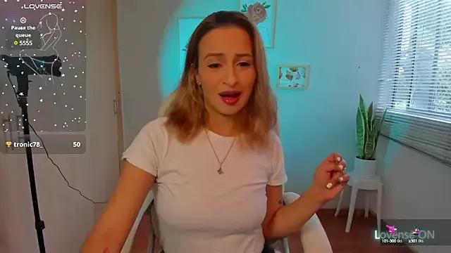 Discover our girls online shows and discover the company of countless livestreamers, with stunning shapes, sex toys and more.