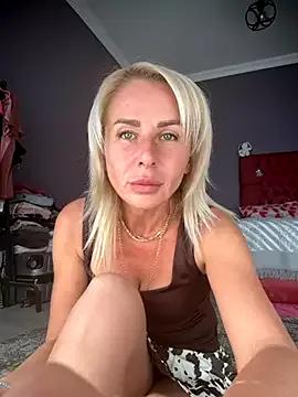 Discover our girls online shows and discover the company of countless livestreamers, with stunning shapes, sex toys and more.