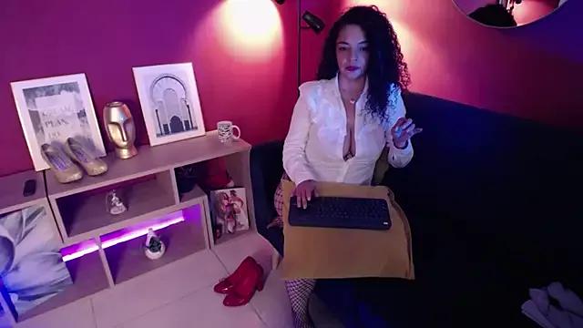 Discover our girls online shows and discover the company of countless livestreamers, with stunning shapes, sex toys and more.