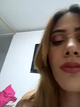 Discover our girls online shows and discover the company of countless livestreamers, with stunning shapes, sex toys and more.