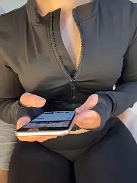 Discover our girls online shows and discover the company of countless livestreamers, with stunning shapes, sex toys and more.