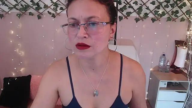 Discover our girls online shows and discover the company of countless livestreamers, with stunning shapes, sex toys and more.