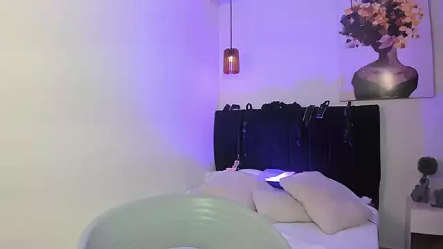 Discover our girls online shows and discover the company of countless livestreamers, with stunning shapes, sex toys and more.