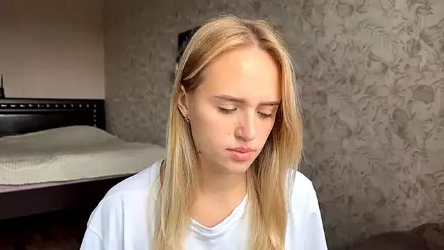Discover our girls online shows and discover the company of countless livestreamers, with stunning shapes, sex toys and more.