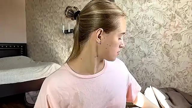Discover our girls online shows and discover the company of countless livestreamers, with stunning shapes, sex toys and more.