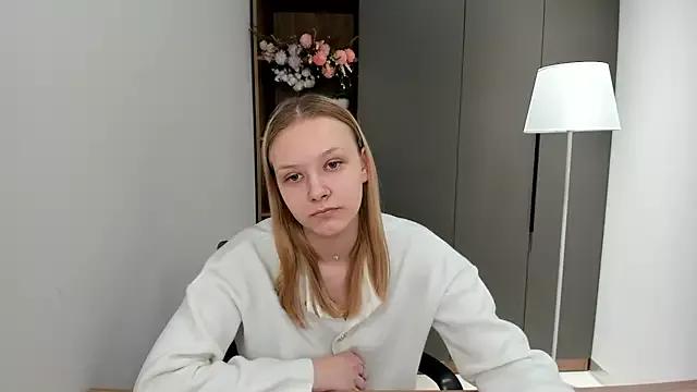 Discover our girls online shows and discover the company of countless livestreamers, with stunning shapes, sex toys and more.