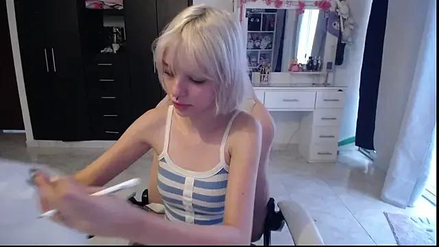 Discover our girls online shows and discover the company of countless livestreamers, with stunning shapes, sex toys and more.