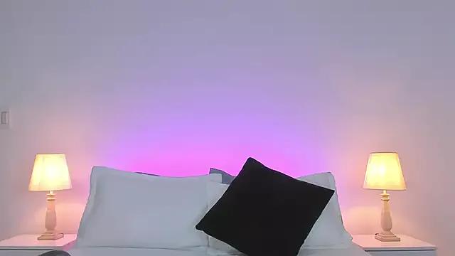 Discover our girls online shows and discover the company of countless livestreamers, with stunning shapes, sex toys and more.