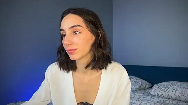 Discover our girls online shows and discover the company of countless livestreamers, with stunning shapes, sex toys and more.