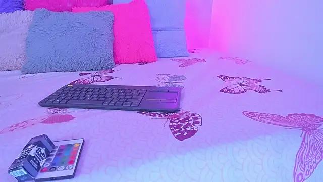 Discover our girls online shows and discover the company of countless livestreamers, with stunning shapes, sex toys and more.
