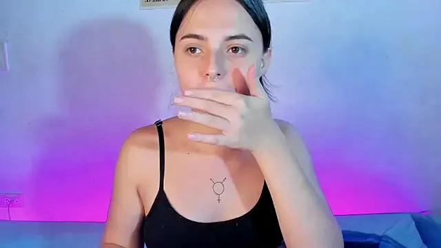Discover our girls online shows and discover the company of countless livestreamers, with stunning shapes, sex toys and more.