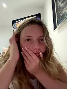 Ell_albescu from StripChat