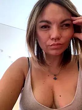 Ella_Pearlie from StripChat is Freechat