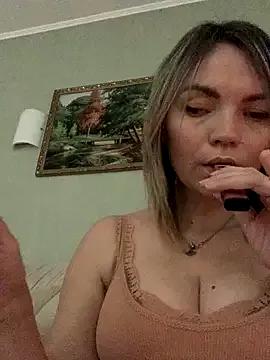 Ella_Pearlie from StripChat is Freechat