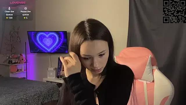 Discover our girls online shows and discover the company of countless livestreamers, with stunning shapes, sex toys and more.