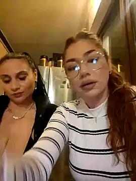 Discover our girls online shows and discover the company of countless livestreamers, with stunning shapes, sex toys and more.