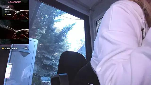 Ella_Vee from StripChat
