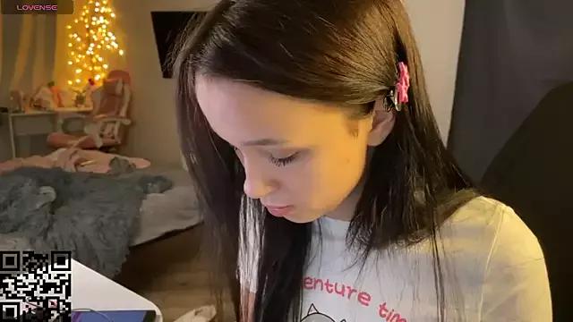 EllaSimonss from StripChat