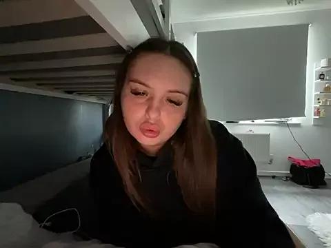 Discover our girls online shows and discover the company of countless livestreamers, with stunning shapes, sex toys and more.