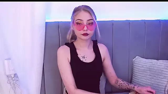 ElleNina from StripChat is Freechat