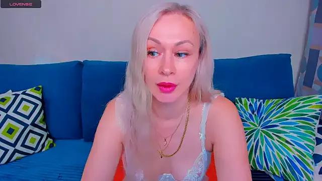 Discover our girls online shows and discover the company of countless livestreamers, with stunning shapes, sex toys and more.