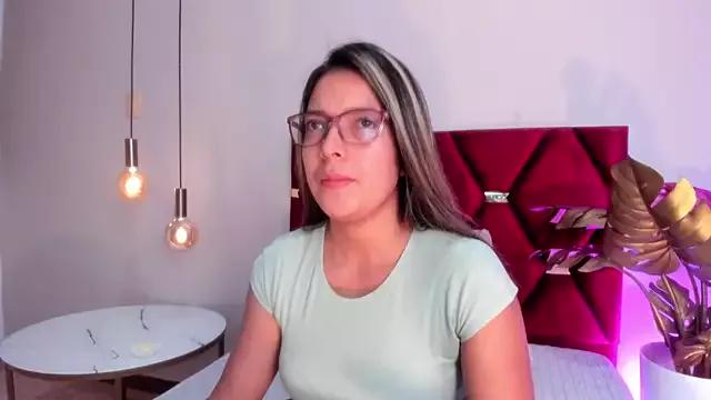 Discover our girls online shows and discover the company of countless livestreamers, with stunning shapes, sex toys and more.