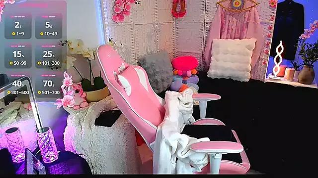 Discover our girls online shows and discover the company of countless livestreamers, with stunning shapes, sex toys and more.