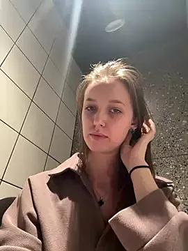 Discover our girls online shows and discover the company of countless livestreamers, with stunning shapes, sex toys and more.