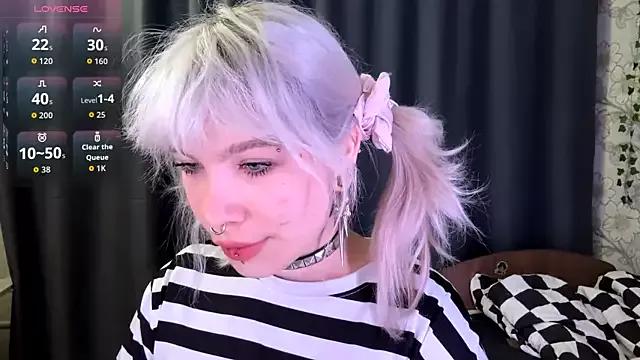 Discover our girls online shows and discover the company of countless livestreamers, with stunning shapes, sex toys and more.